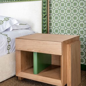 Mesa de cabeceira comporta